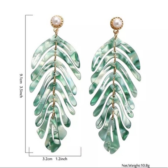 3/$30🖤 Green Acrylic Fern Leaf Pearl Earring Set - Picture 4 of 11